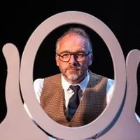 L'etranger Dans Le Miroir